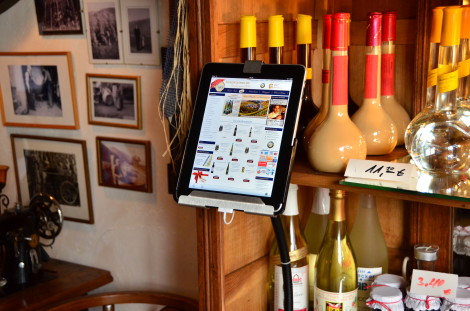 iPad in unserer Winzerscheune zum Stöbern in unserem Weinsortiment